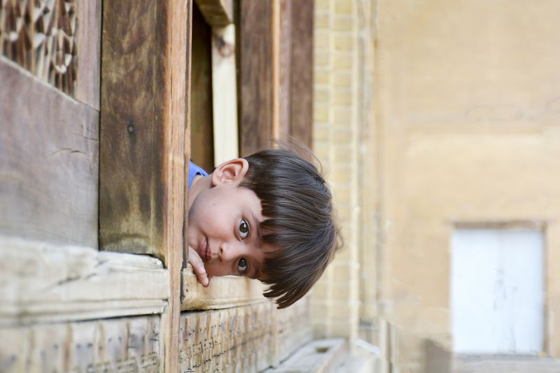 A child from behind the windowphoto preview