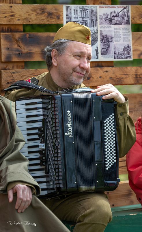 мужчина, артист, репортаж, портрет, позитив, Калининград, 9 мая, Свирин Вадим, пилотка, Россия, 2024, man, artist, reportage, portrait, positive, Kaliningrad, May 9, Vadim Svirin, cap, Russia Гармонист.photo preview