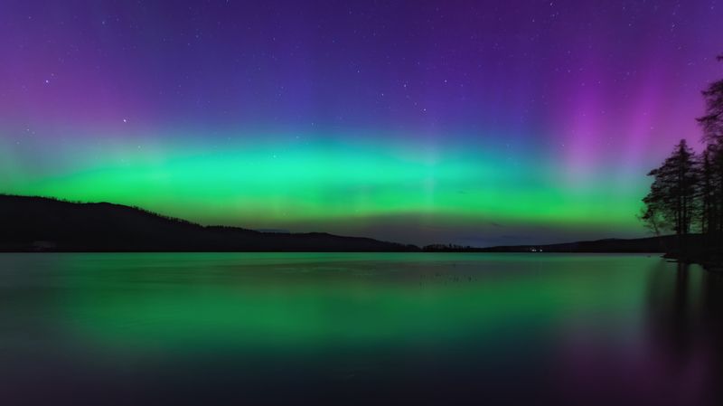 Сияние у озера калканphoto preview