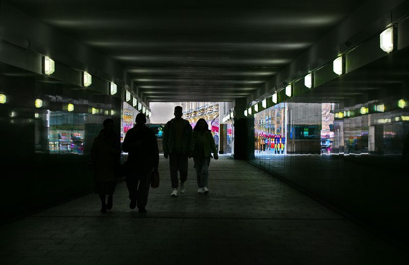 уличное фото, стрит фото, городские картинки, переход, люди, пешеходы, отражение, симметрия Городские картинкиphoto preview