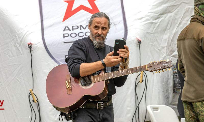 гитарист, артист, мужчина, 9 мая, День Победы, Калининград, репортаж, город, концерт, Свирин Вадим, 2024, guitarist, artist, man, May 9, Victory Day, Kaliningrad, report, city, concert, Vadim Svirin Перед выступлением.photo preview
