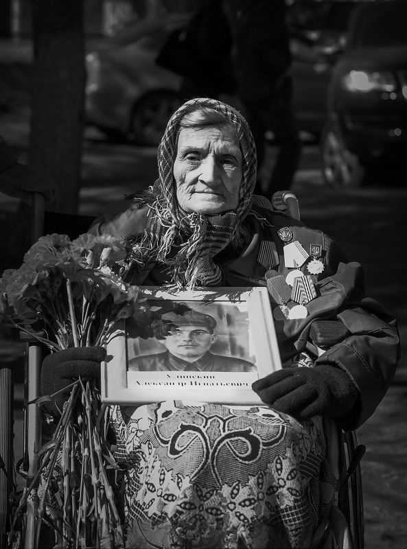 В военной форме, при погонах, И ей он больше не жених,,,photo preview