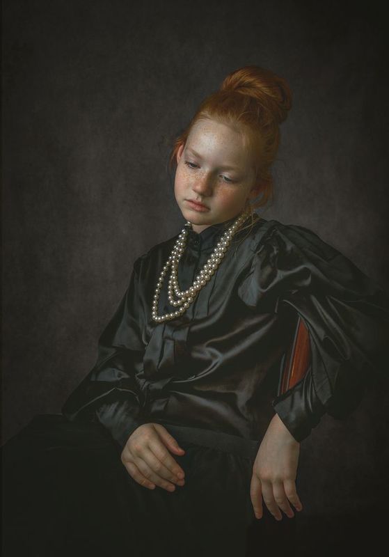 Девочка с бусамиphoto preview