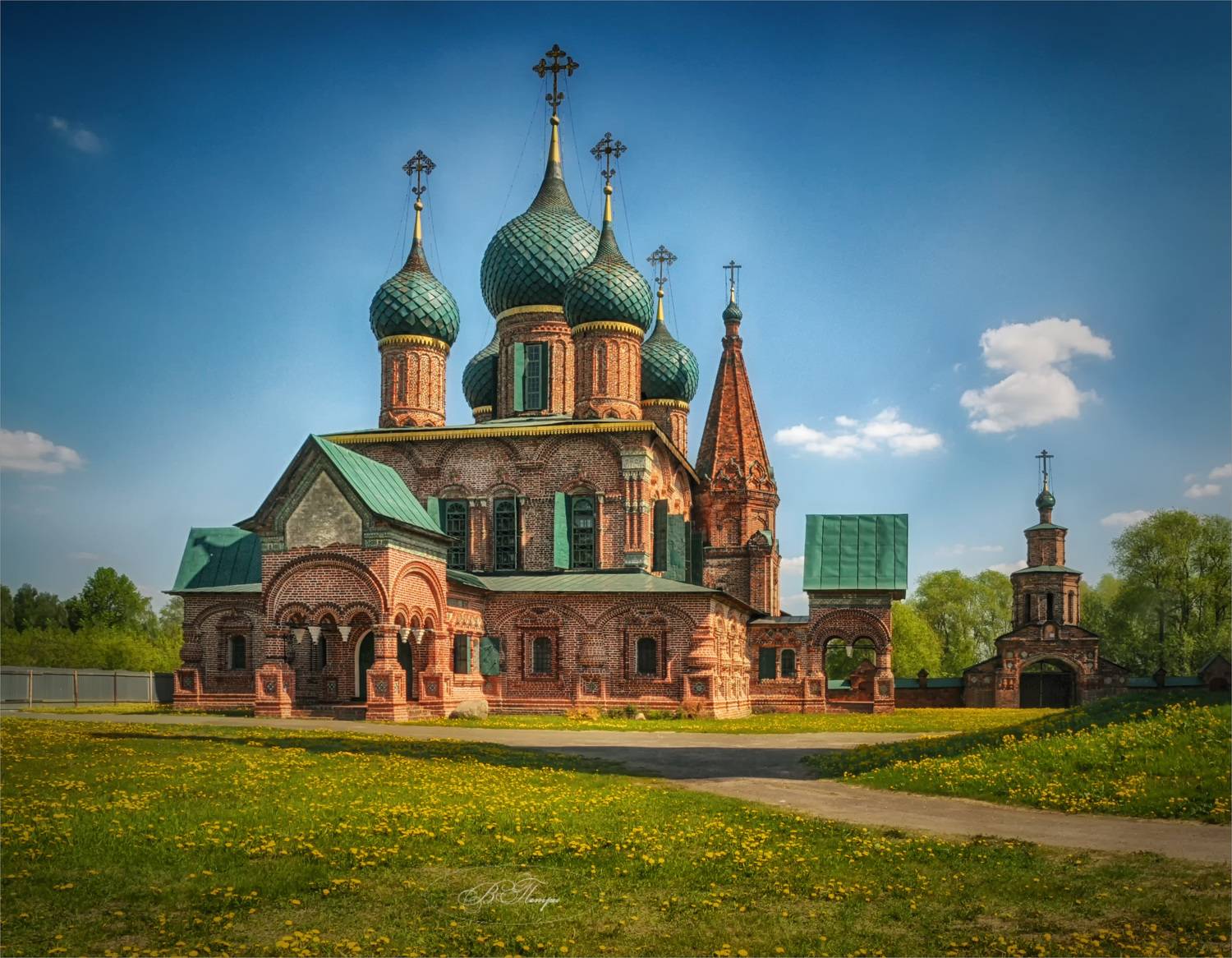 Русское узорочье. Церковь Иоанна Златоуста.. Автор: Вера Петри церковь, надвратная, церковь, облака, одуванчики, Вера Петри