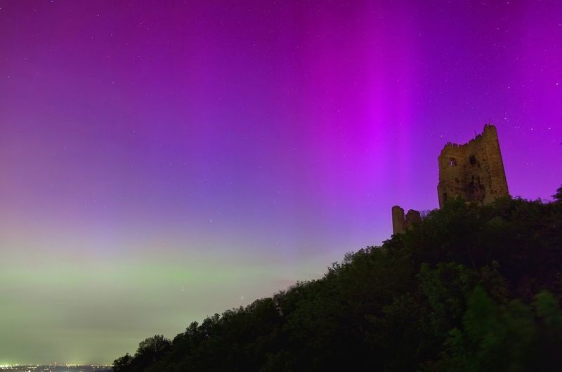 Полярное сияние на фоне развалин средневекового замкаphoto preview