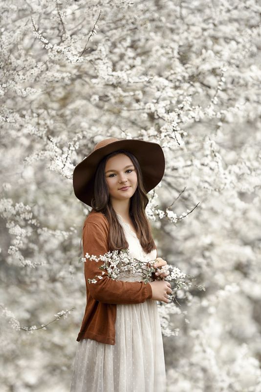 #childportrait #childrenstagedphotography White flowersphoto preview