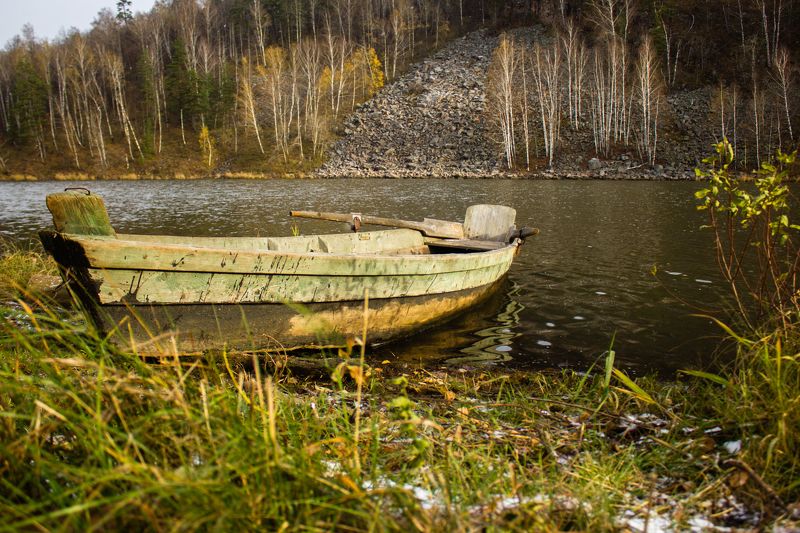 Лодка, Река Ай Лодка у реки Ай. фото превью