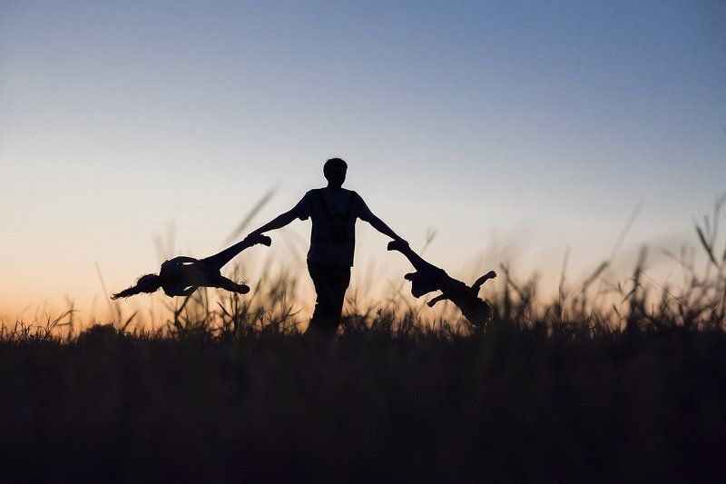 семейный портрет, силуэт, папа, дети Карусельphoto preview