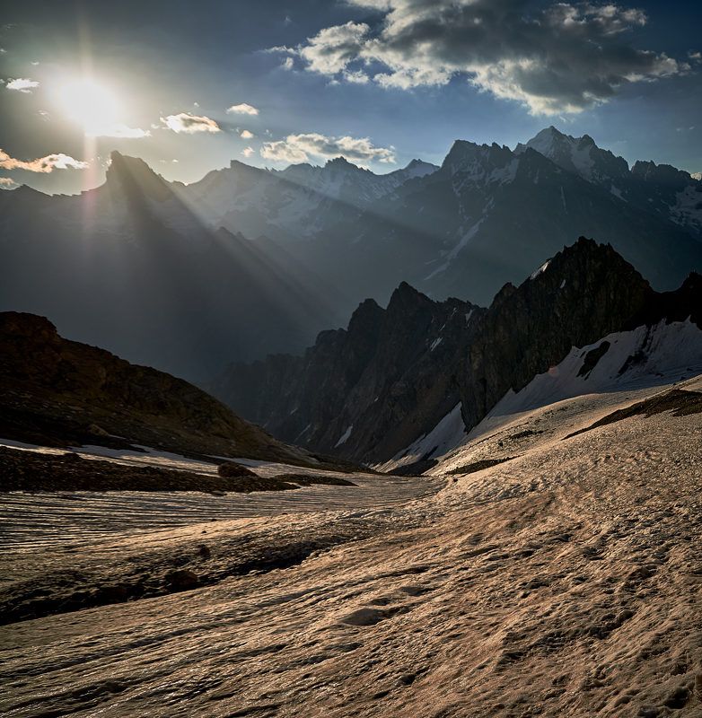 Восход над Джайлыком. Вид с перевала Койавганауш.photo preview