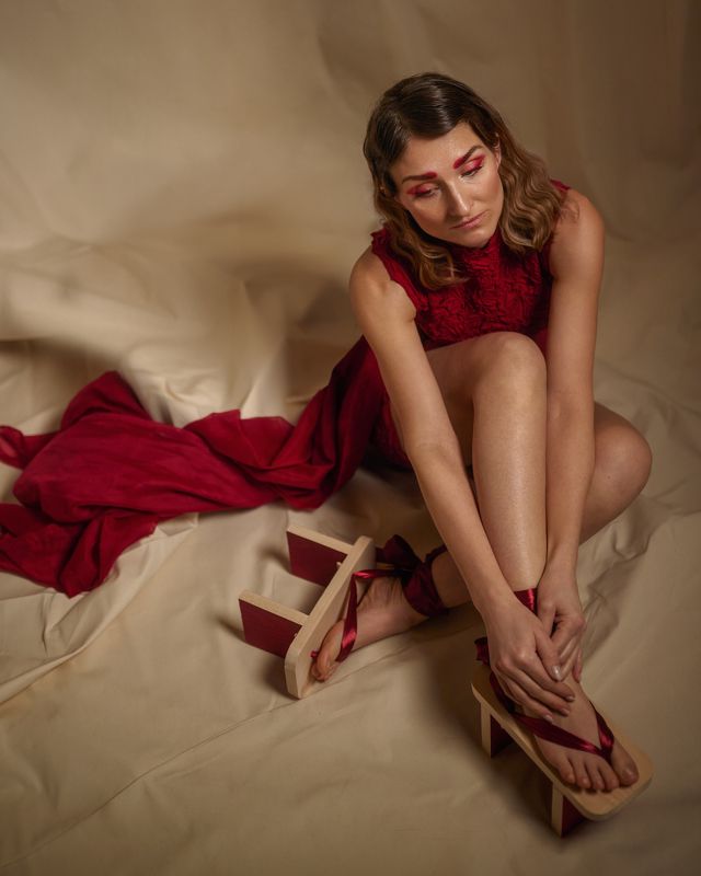 фешн, японский стиль, красное платье, девушка,гетсби, гламур, гейша, студио, женский портрет, фотосессия дома, гламур photo preview