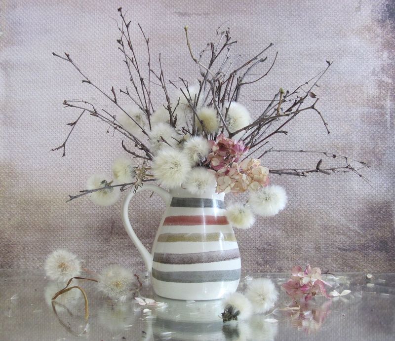 одуванчики, ветки, гортензия, сухоцветы Седина им к лицуphoto preview