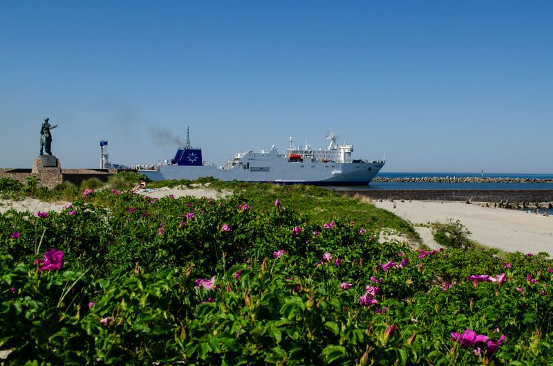 Море ,песок и белый пароход.photo preview