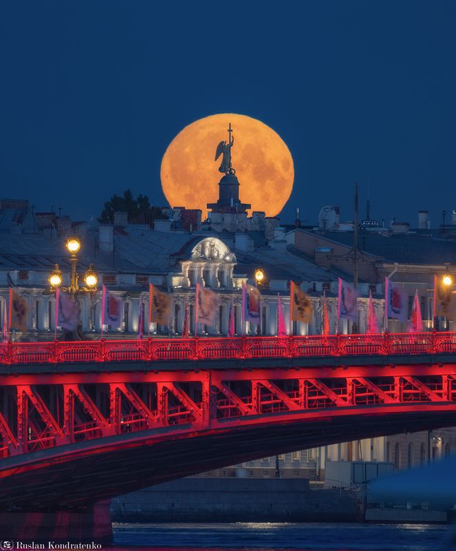 санкт-петербург, луна, полнолуние, восход луны, прострел, заход луны Ангел Александровкой колоны на фоне заходящей Луныphoto preview