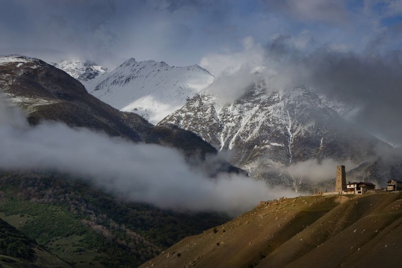 горы, облака, склоны, башня, свет, утро Здравствуй, утро! фото превью