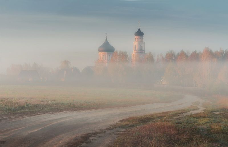 рассвет в дымке около церквушке  photo preview