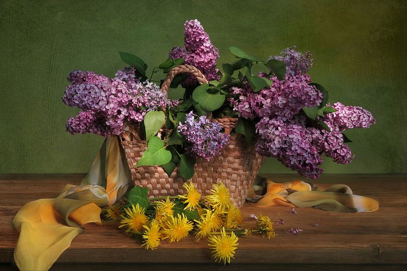 натюрморт,весна,корзина,сирень,одуванчики,косынка Одуванчики и сиреньphoto preview