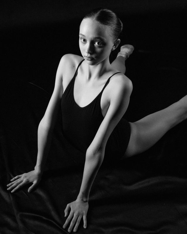 портрет, чб Глаза балериныphoto preview