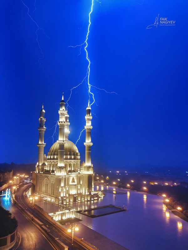 Молния над мечетью в Бакуphoto preview