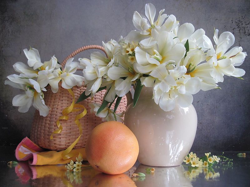 тюльпаны, белый цвет, примула, грейпфрут, корзина, кувшин, салфетка В поисках нежностиphoto preview