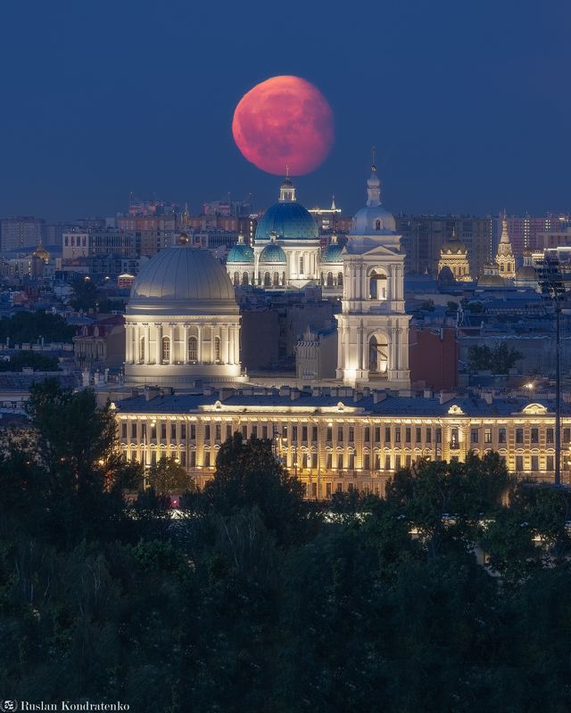 санкт-петербург, луна, прострел, екатерининская церковь, троицкий собор Восход Луны за Троицким собором и Екатерининской церковьюphoto preview