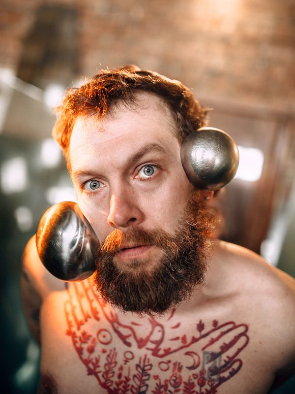 Товарищ Конышев - художник и стекольщикphoto preview