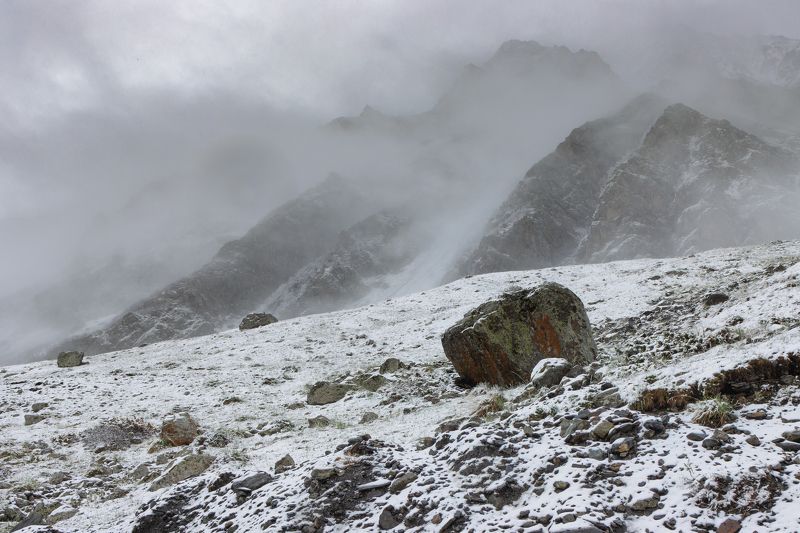горы, снег, облака, туман, камни, скалы, склоны После снегопада фото превью