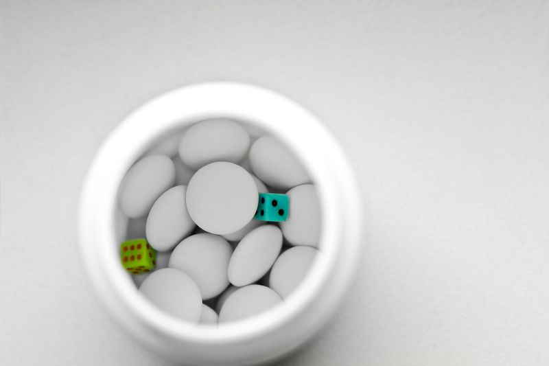 белый, голубой, двойка, зелёный, игра, круг, круглый, кубики, лекарство, риск, таблетки, шестёрка Рискphoto preview