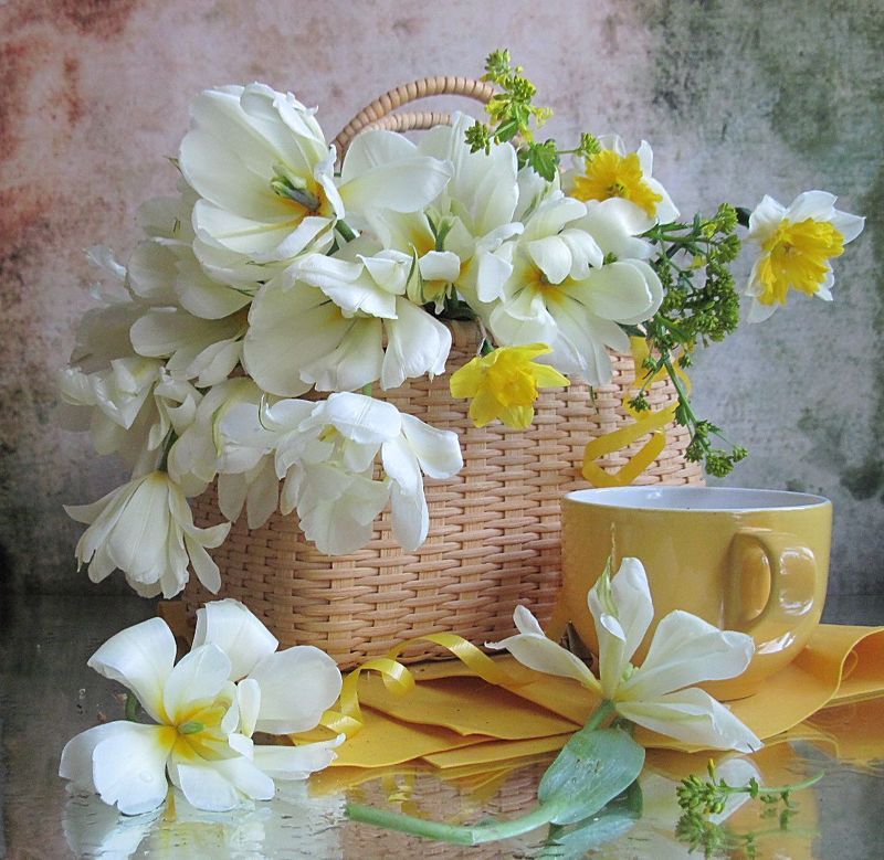 тюльпаны, нарциссы, белый цвет Корзинка с веснойphoto preview