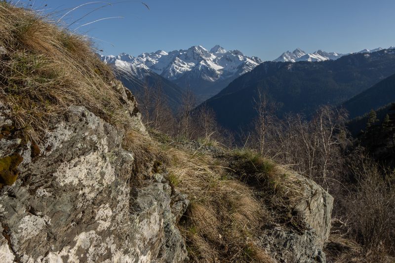 горы, камни, мож, трава, скалы, весна, солнце Поворот на весну фото превью