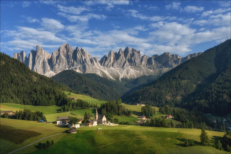 доломитовые альпы,santa maddalena,деревня,val di funes,лето,odle,италия,alps,ranui,san giovanni,церквушка,hills,mountain Идиллия фото превью