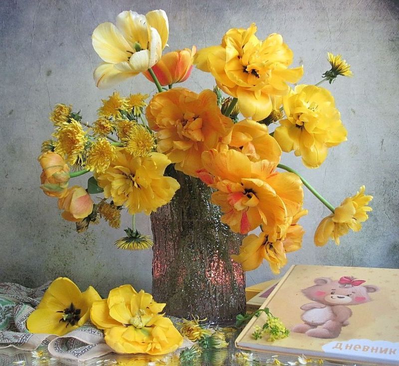 тюльпаны, одуванчики, желтый цвет Солнечныйphoto preview