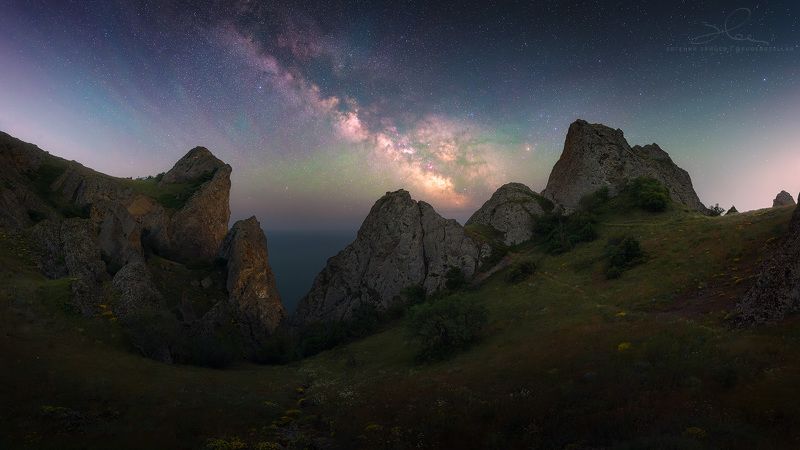 крым, карадаг, ночь, астропейзаж, пейзаж, звезды, млечный путь, море, панорама Ночь на хребте Карагач. Панорама из Карадагского природного заповедника.photo preview