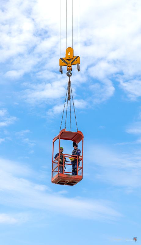 лифт, рабочие, подъём, стройка, небо, репортаж, кран, Калининград, фотография, Свирин Вадим, 2024, elevator, workers, rise, construction, sky, reportage, crane, Kaliningrad, photography, Vadim Svirin Лифт в небеса.photo preview