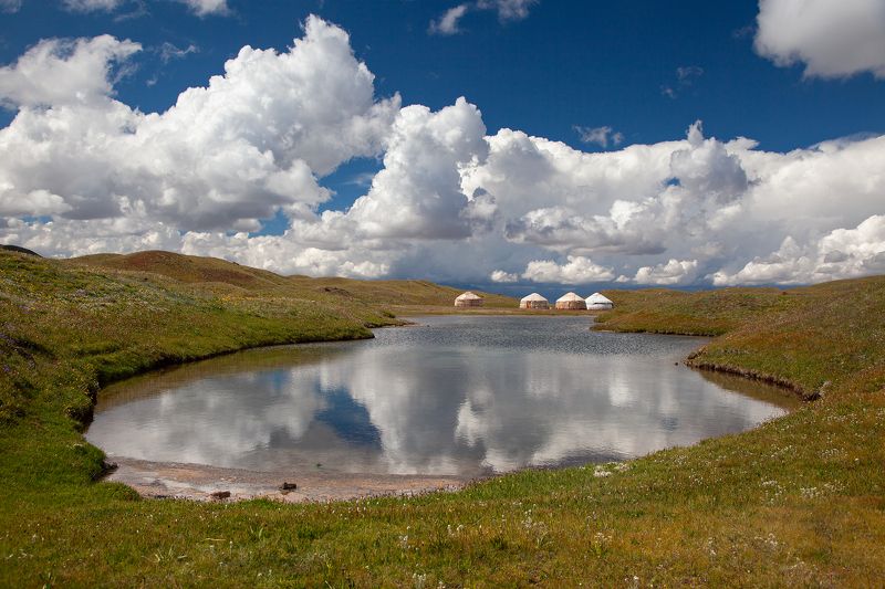 юрта, отражение, озеро, лужа, облака, горы, зелень, трава, пейзаж, юрты photo preview