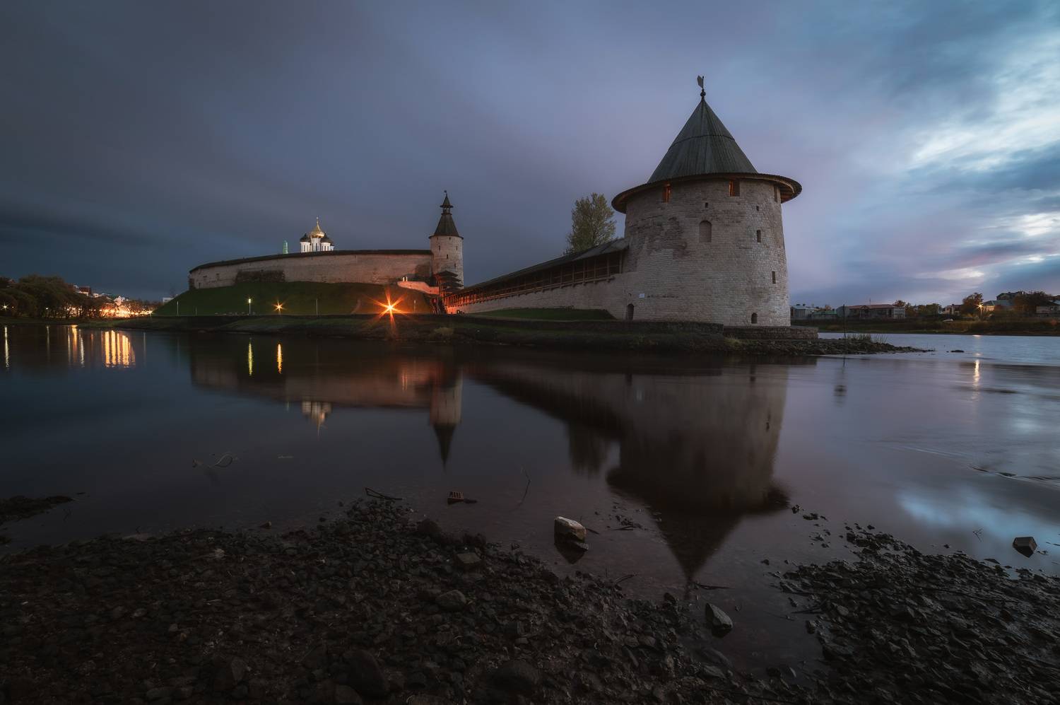 Псковский кремль.. Автор: Бугримов Егор псков, кремль, pskov, fortress, castle, architecture, landscape, sight, river, autumn, twilight, reflection,, Бугримов Егор