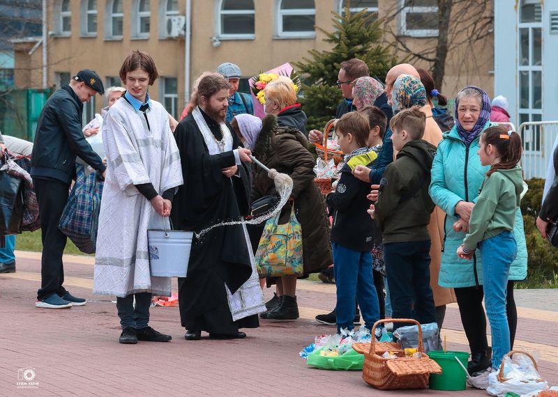 Пасха, освящение, куличи, священнослужитель, фотография, Калининград, храм, Свирин Вадим, 2023, Easter, consecration, Easter cakes, clergyman, photography, Kaliningrad, temple, Vadim Svirin Освящение куличей.photo preview