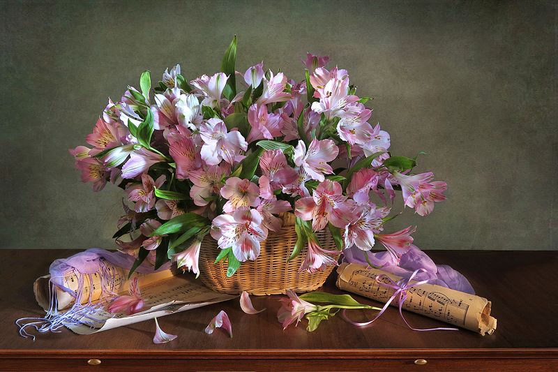 натюрморт,ноты, корзина,цветы,шарф,лента ***photo preview