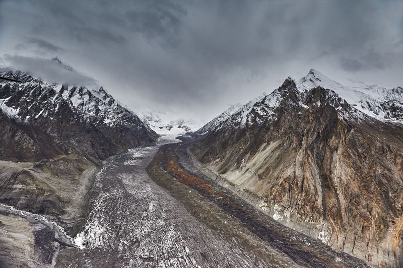 Ледник Фортамбек(4500м.) - здесь смыкаются два самых мощных хребта Памира — хребет Академии Наук и хребет Петра Первого. В месте стыка нахо­дятся  одни из высочайших  на континенте вершин,  пики   Исмоила Сомони (Комму­низма)  7495м, и Корженевской 7105м.photo preview