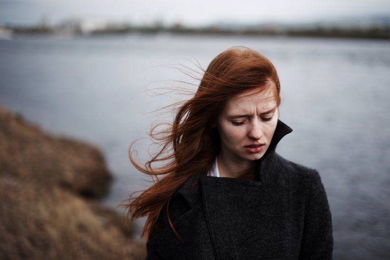 портрет, девушка, берег, непогода, красивая, рыжая, холод Ритаphoto preview