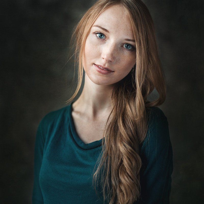 портрет, девушка, свет из окна Настяphoto preview