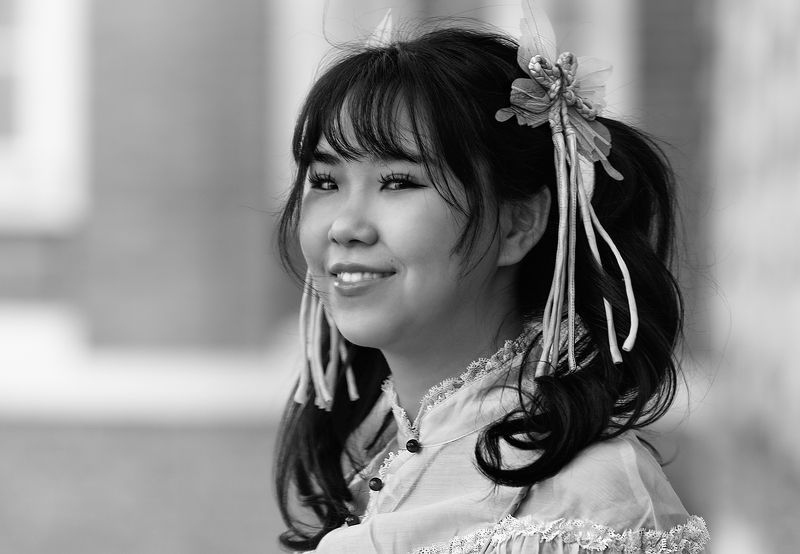 чб фото, уличный женский портрет, жанровое фото, прохожие, люди и город photo preview