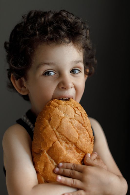 портрет дети ребенок хлебная горбушкаphoto preview