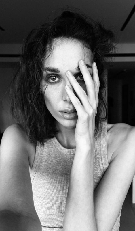 портрет, портретная фотография, женский портрет, естественный свет, фотосессия, девушка, естественность, мобильная фотография, чб Polinaphoto preview