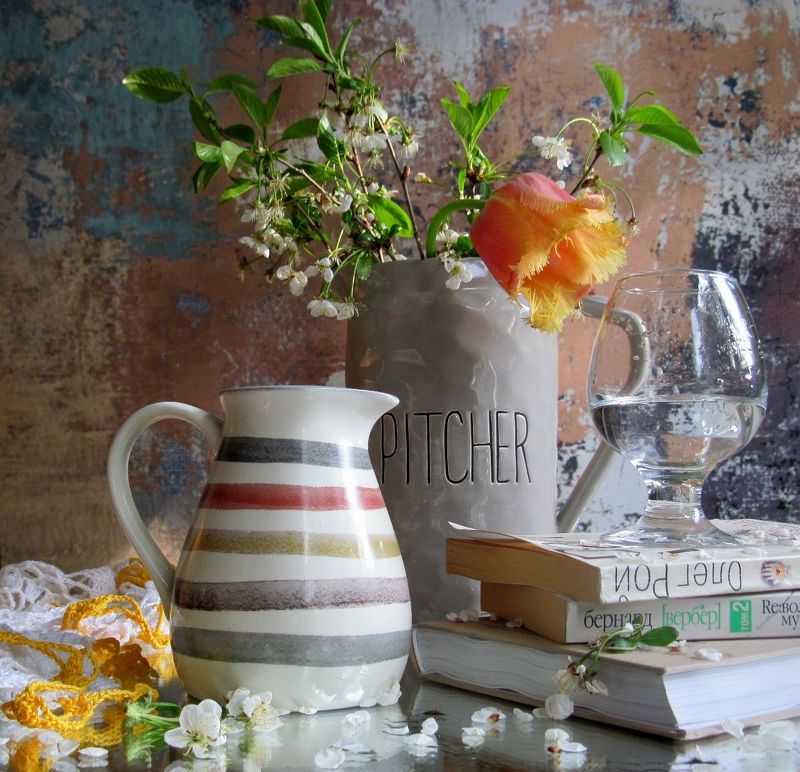 ветки, вишня, тюльпан Глоток воды воскресным утромphoto preview