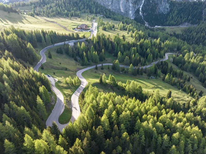 Доломиты в утреннем свете фото превью