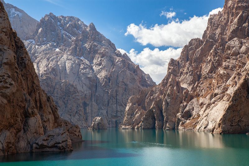 киргизия, высокогорное озеро, лодка, скалы, бирюзовая вода, келль-суу, киргизия, кыргызстан photo preview