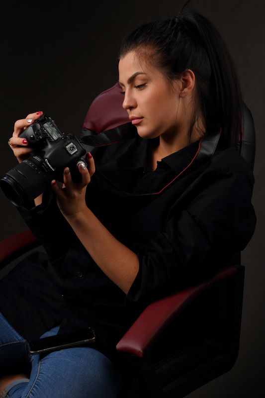 девушки, модель, студия, стиль, телефон, фотоаппарат, актриса, студия, роль, игра, молодая, коасивая Моя  падчерицаphoto preview