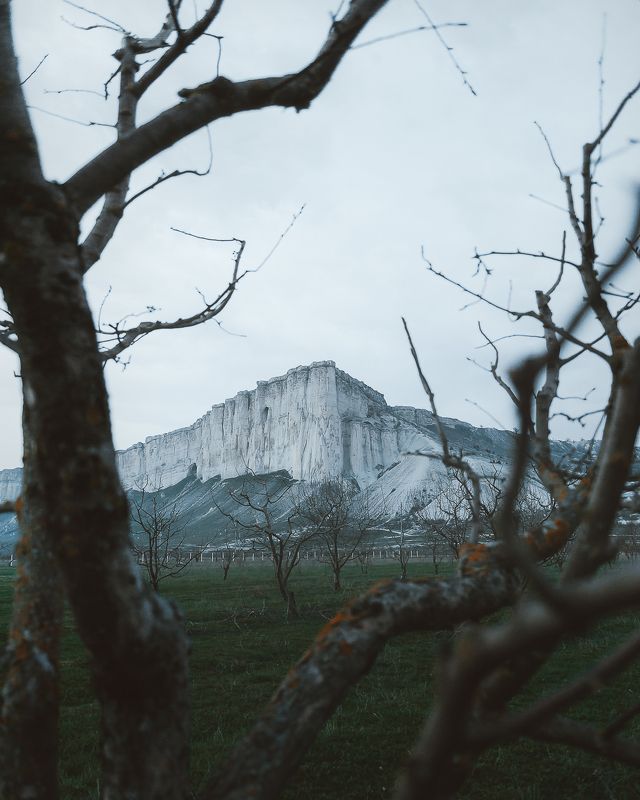Белая скала фото превью