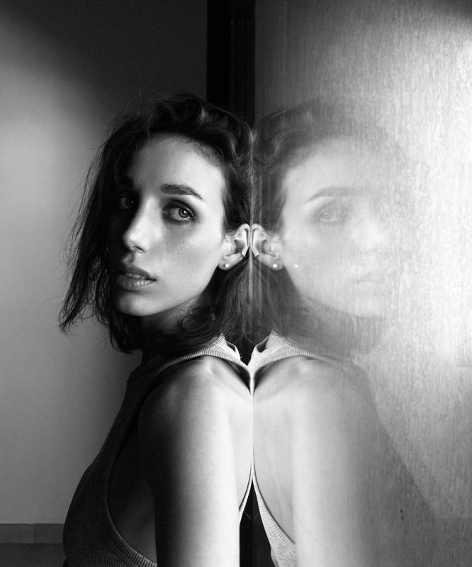 портрет, портретная фотография, женский портрет, естественный свет, фотосессия, чб, девушка, естественность, мобильная фотография, iphone14pro Polinaphoto preview