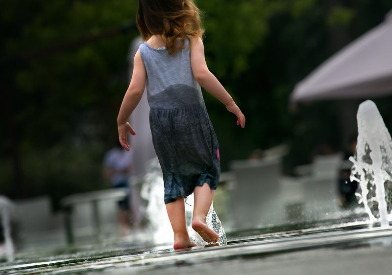 фонтанное настроение, городские картинки, дети и город, стрит фото, жанровое фото, лето и дети Дети и фонтаныphoto preview